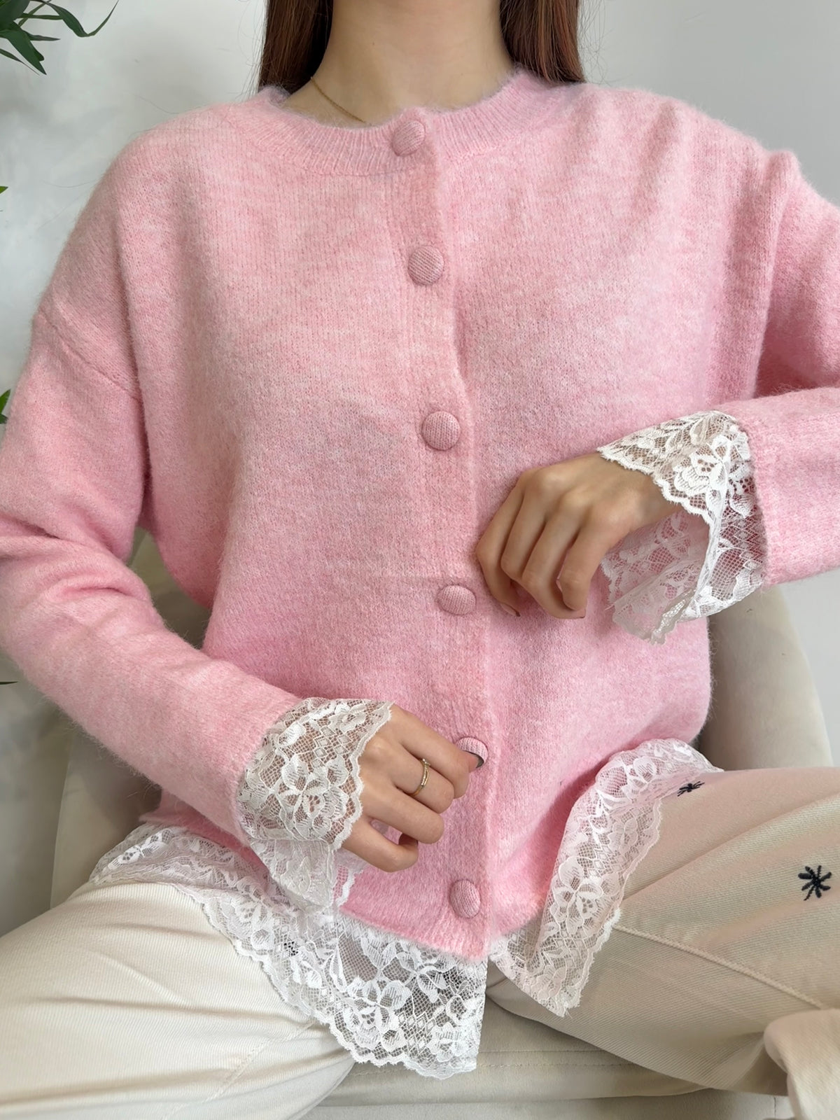 Pull rose en dentelle