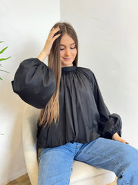 Blouse avec noeud noir