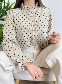 Blouse à pois beige