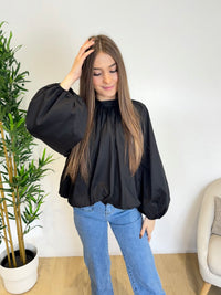 Blouse avec noeud noir
