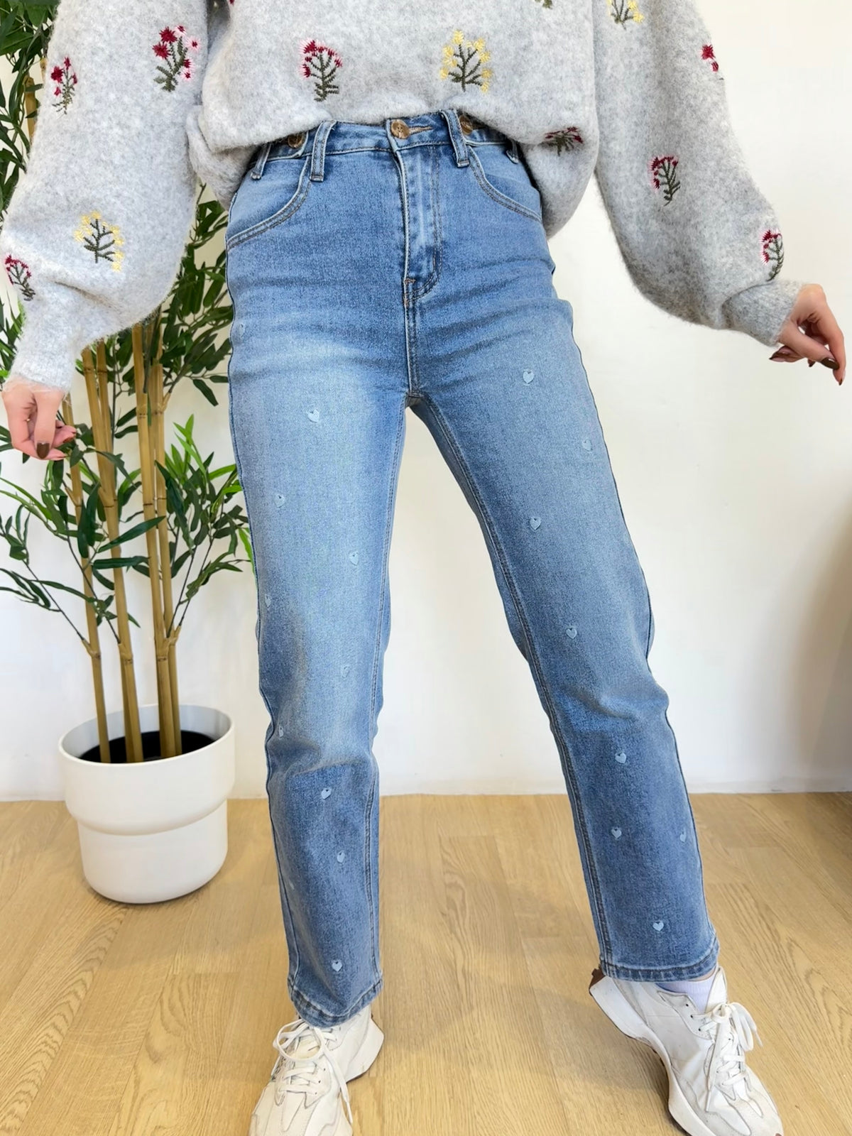 Jeans avec détails brodée